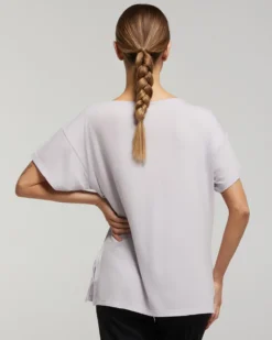 Maglia manica corta scollo barchetta in viscosa sostenibile vestibilità over