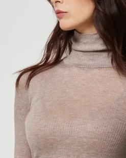 Maglia rib manica lunga collo alto in modal cashmere a costine