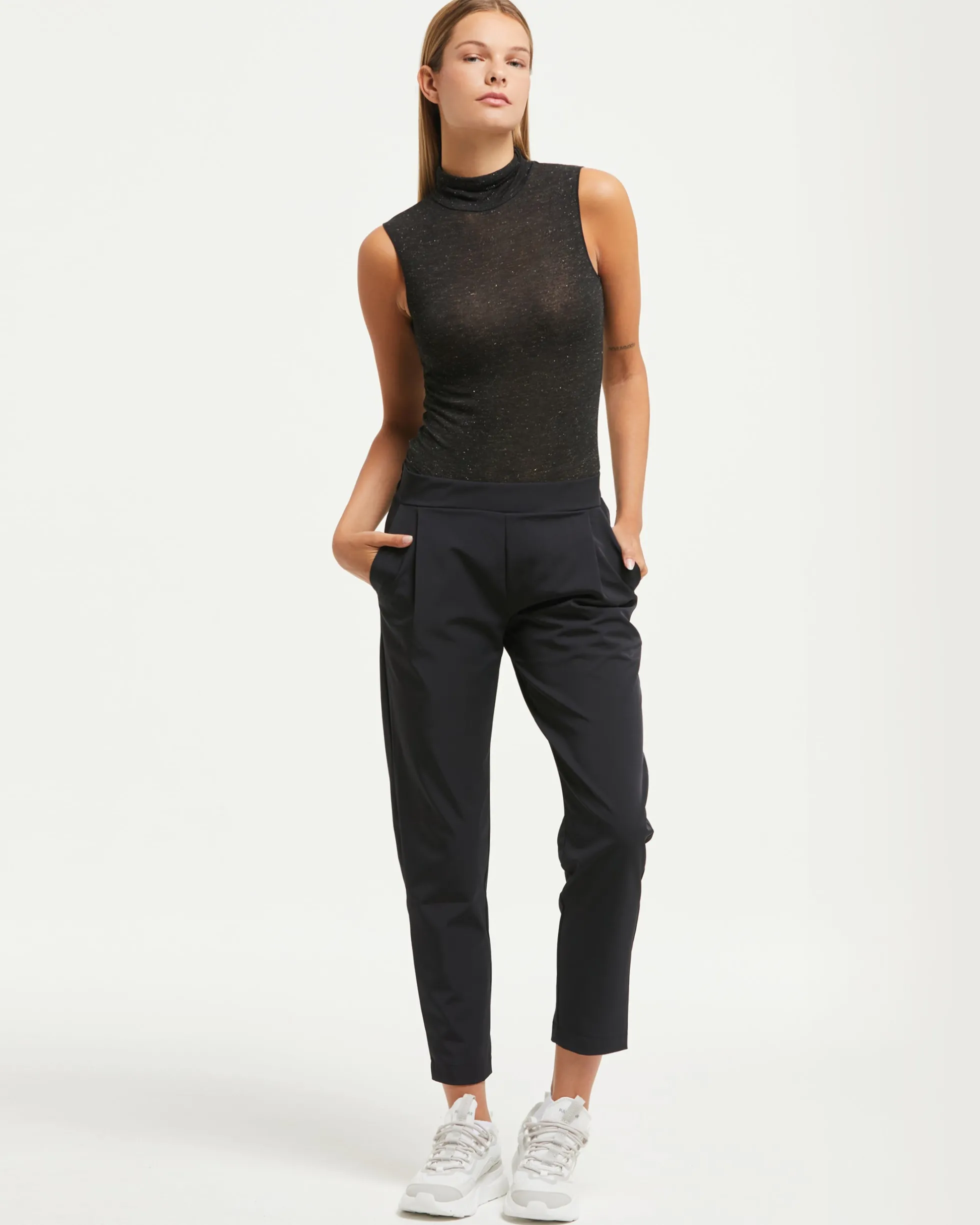 Maglia smanicata collo alto in modal cashmere con lamé