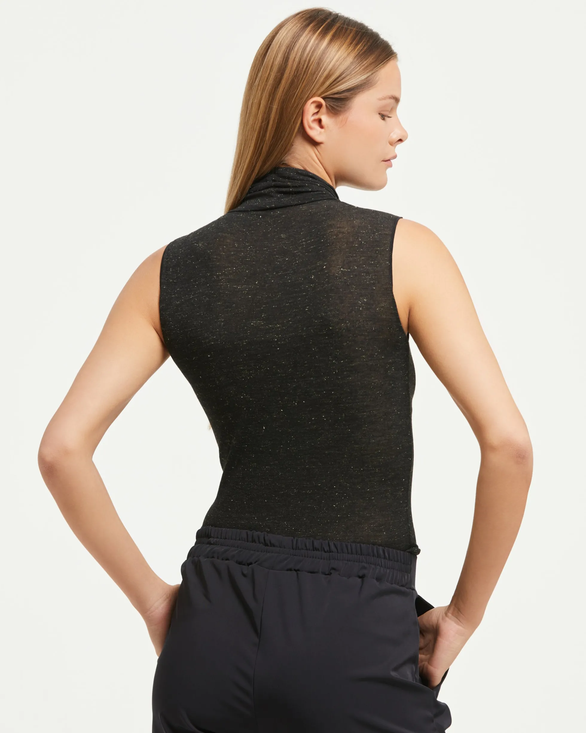 Maglia smanicata collo alto in modal cashmere con lamé