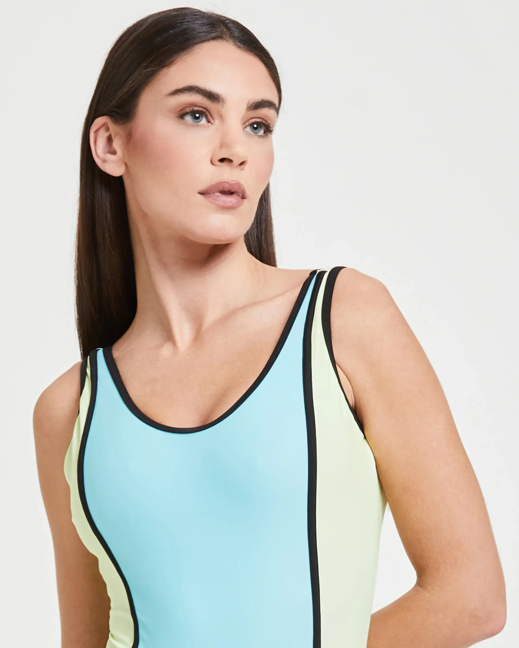 Pompea x Silvian Heach costume intero look sportivo