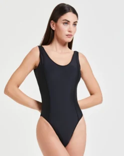 Pompea x Silvian Heach costume intero look sportivo